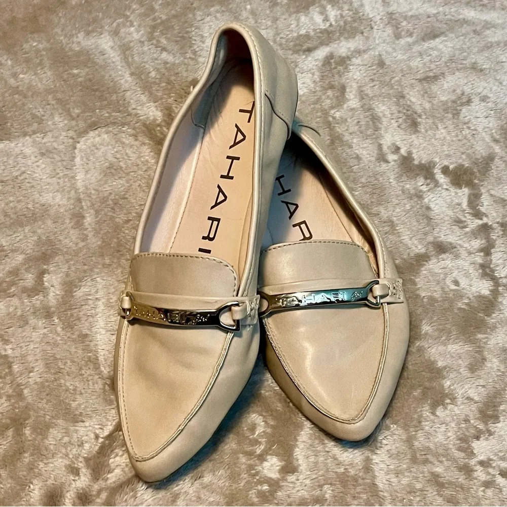 Tahari Girl Adithya Champagne Pointy Toe Loafers Gold Bar Accent Size 6